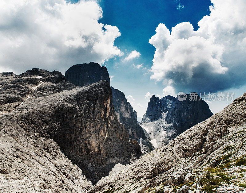 mount tainscape和cloudscape从意大利Castrozza的“Cima della Rosetta”上看到了San Martino